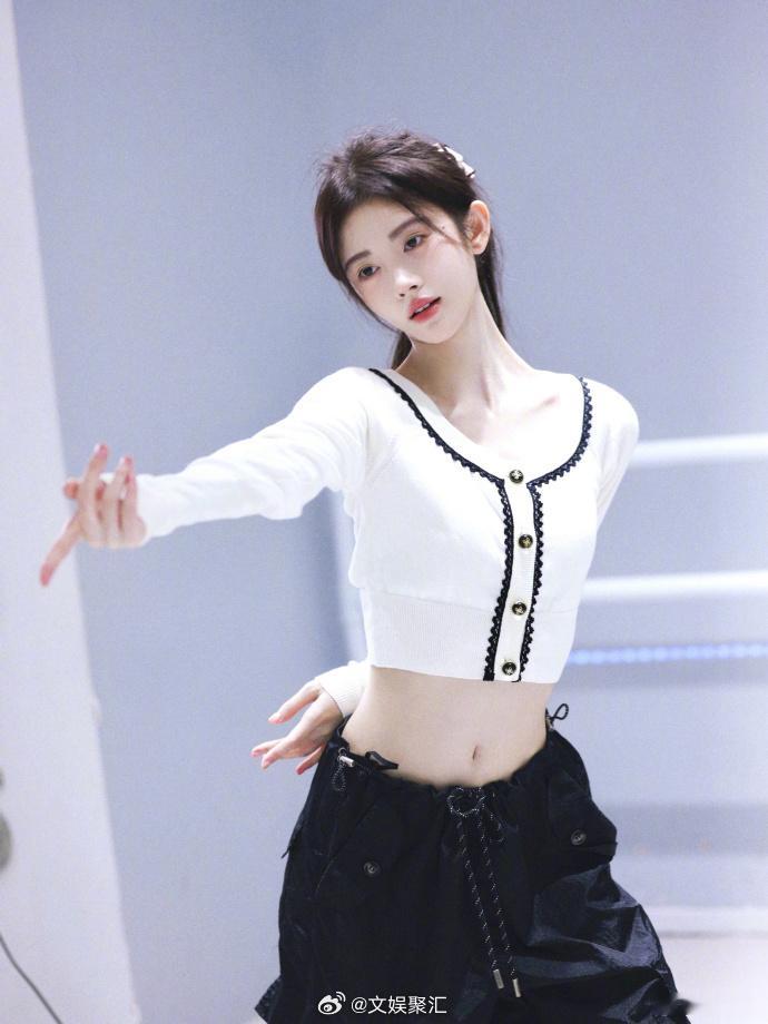 #鞠婧祎高马尾练舞look##鞠婧祎舞室练舞plog# 鞠婧祎的舞室练舞画面，高