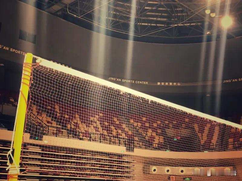 上海女排太顶了！🏐时隔25年再度逆袭夺冠，三局零封对手，全程火力拉满 。从客场