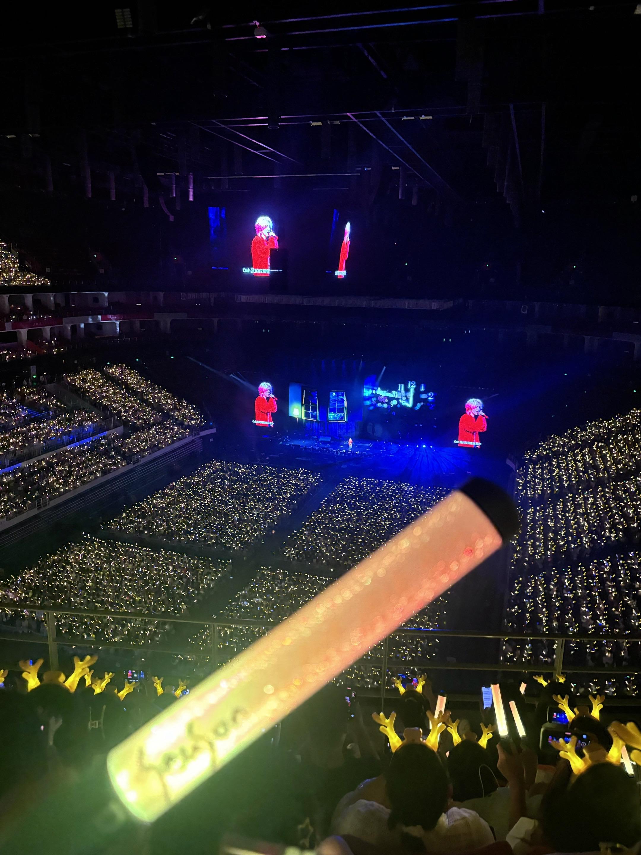 有一天我会站在远处向你挥动着我的手