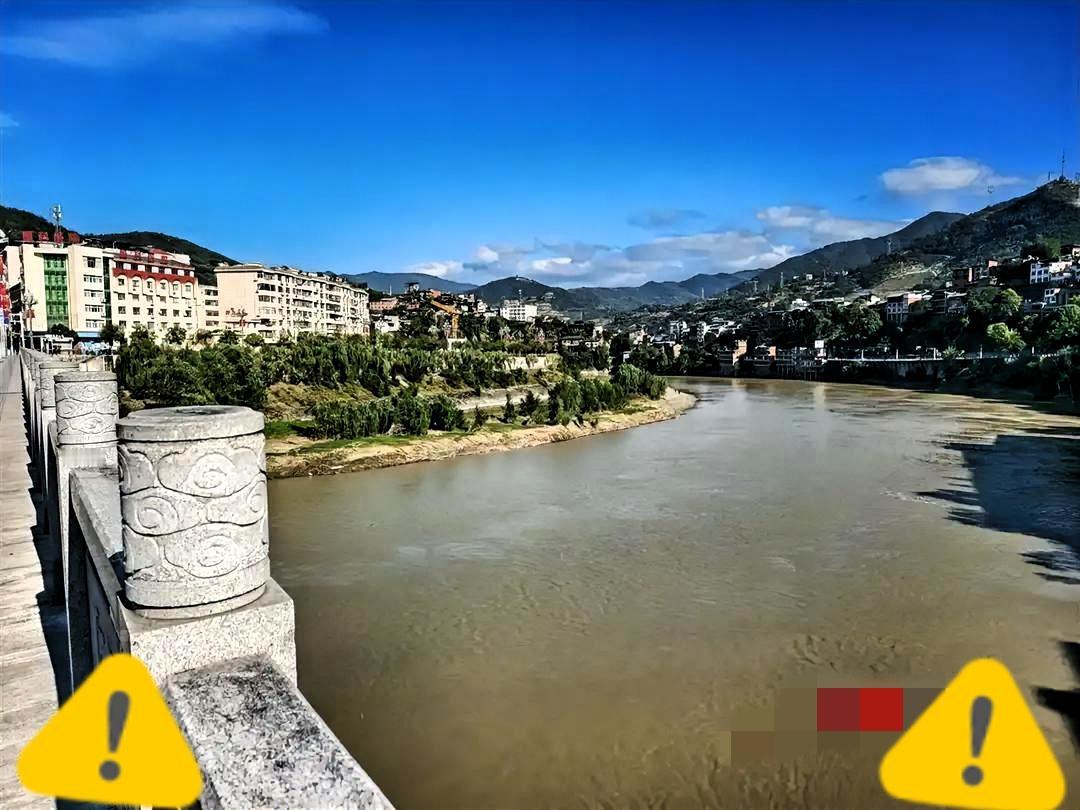 婚礼当天跳河男子已找到，家属：在大桥下游上百米处发现遗体，定制婚服上有新郎的名字