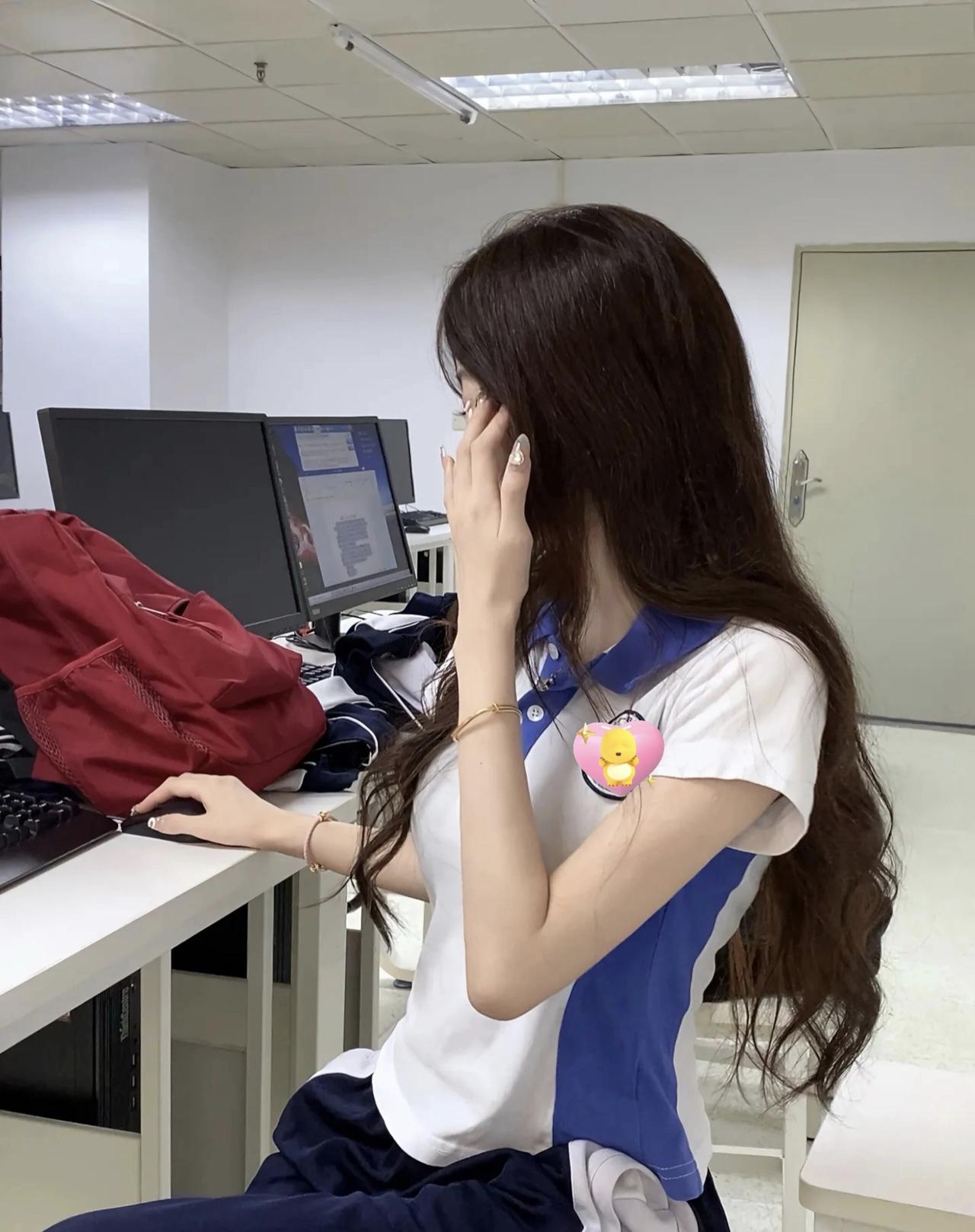 课间小憩，办公桌前的一抹温柔💻💕