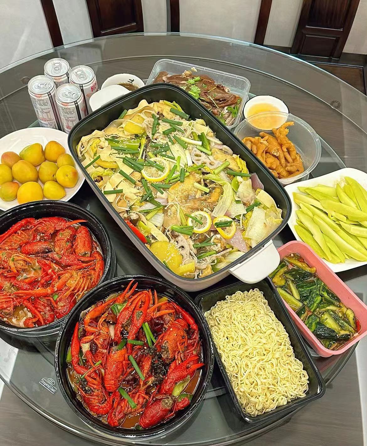 炫炫炫🥢🥢又到了可以尽情吃小龙虾的时候啦～🦞真的太过瘾啦！吃完记得来点水果