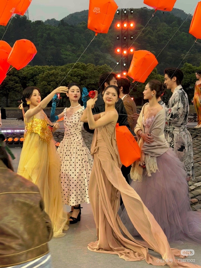 虞书欣郭晓婷任敏同框虞书欣郭晓婷任敏一起放孔明灯 虞书欣郭晓婷任敏一起放孔明灯 