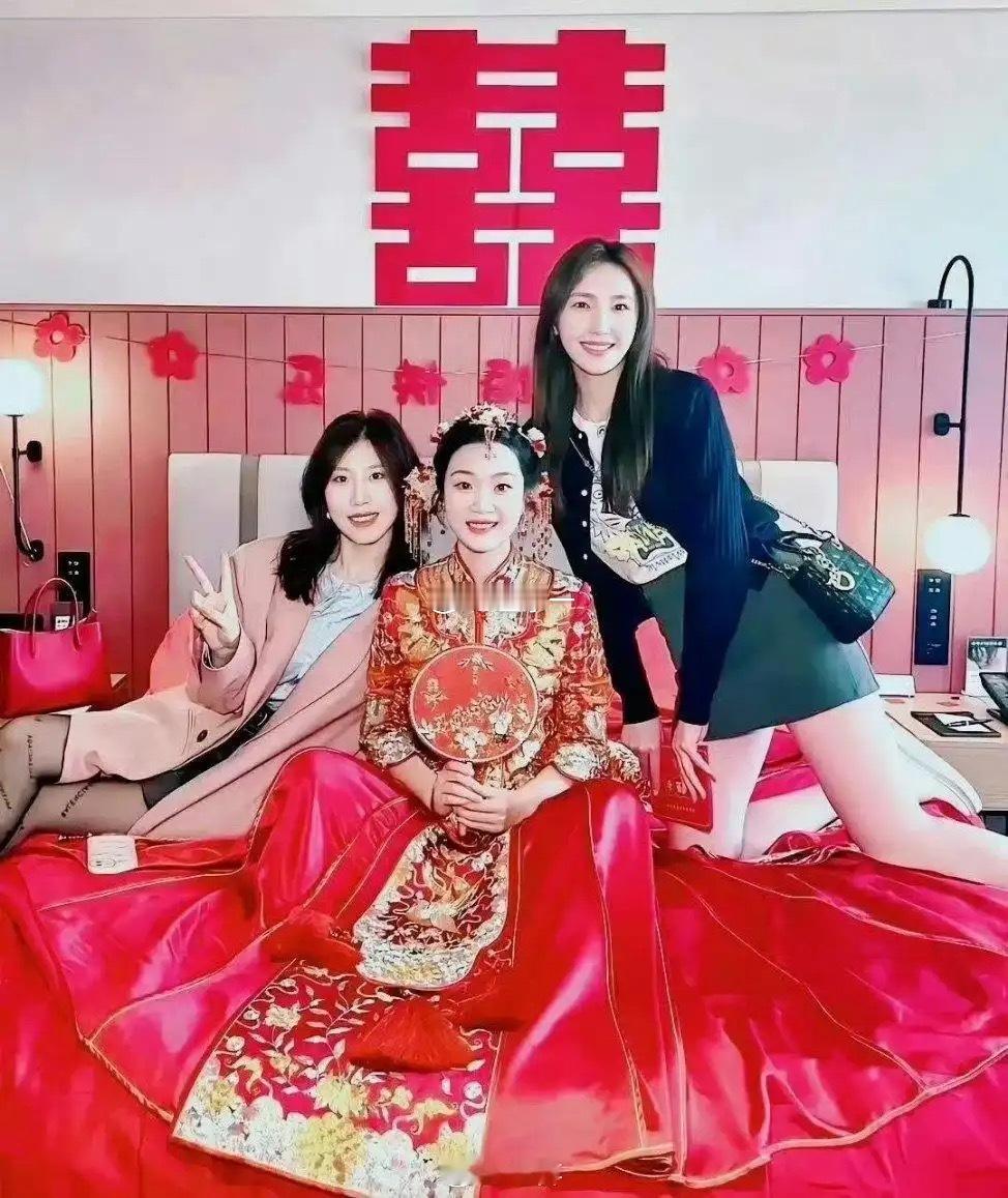 黑衣服伴娘，有点喧宾夺主了吧 