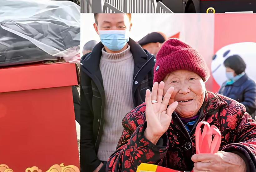 刘强东与老家村民的故事，戳中了人性深处的柔软与复杂。你期待的那句“强东现在也不容