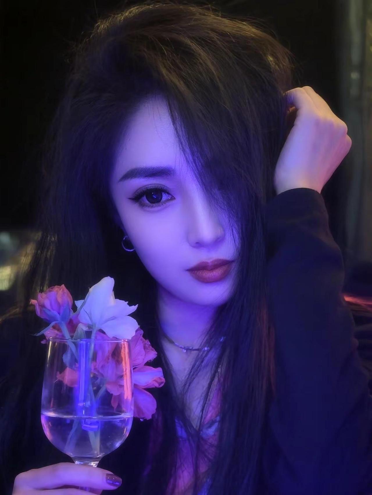 不知为什么突然想哭，莫名其妙的烦躁，突然不想回任何人消息，脑子里隐约出现很多事情