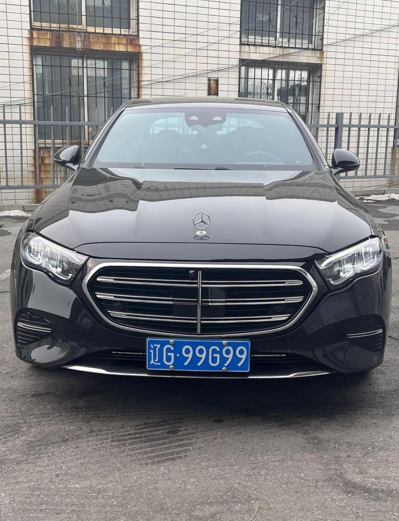 辽G·9999挂在奔驰E300L上，像把现金穿身上。
新规之后，四连号不再走暗门