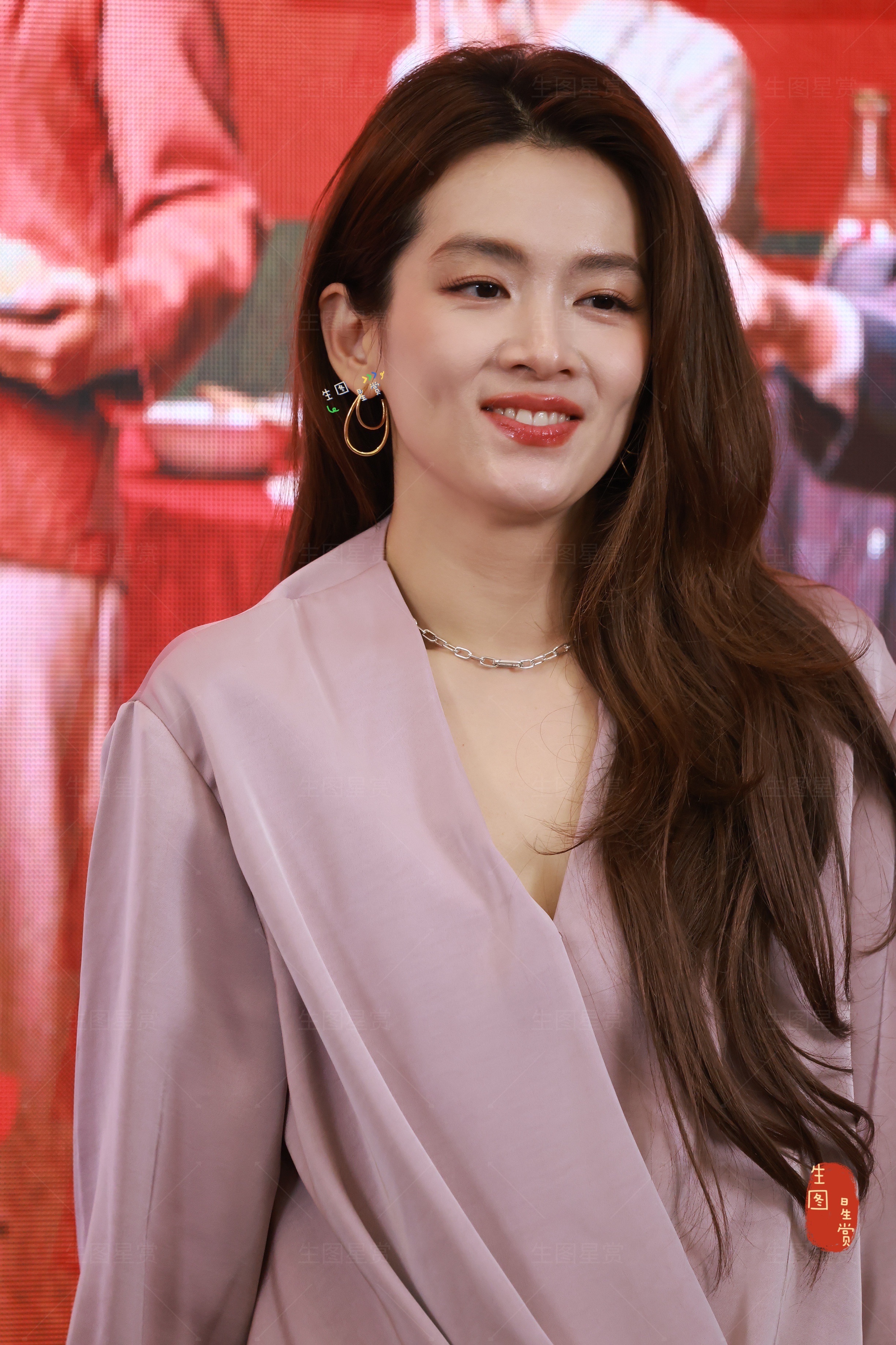 陈昊宇好好的时光追剧团生图美貌惊人的粉系姐姐🌸陈昊宇剧宣 低头