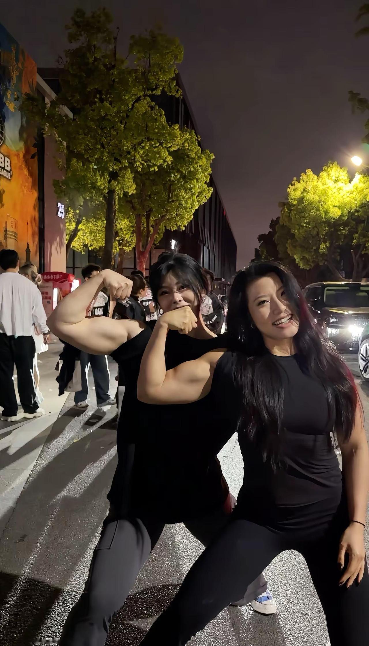 来 给哥俩拍张合照肌肉女女友力 猛男必看