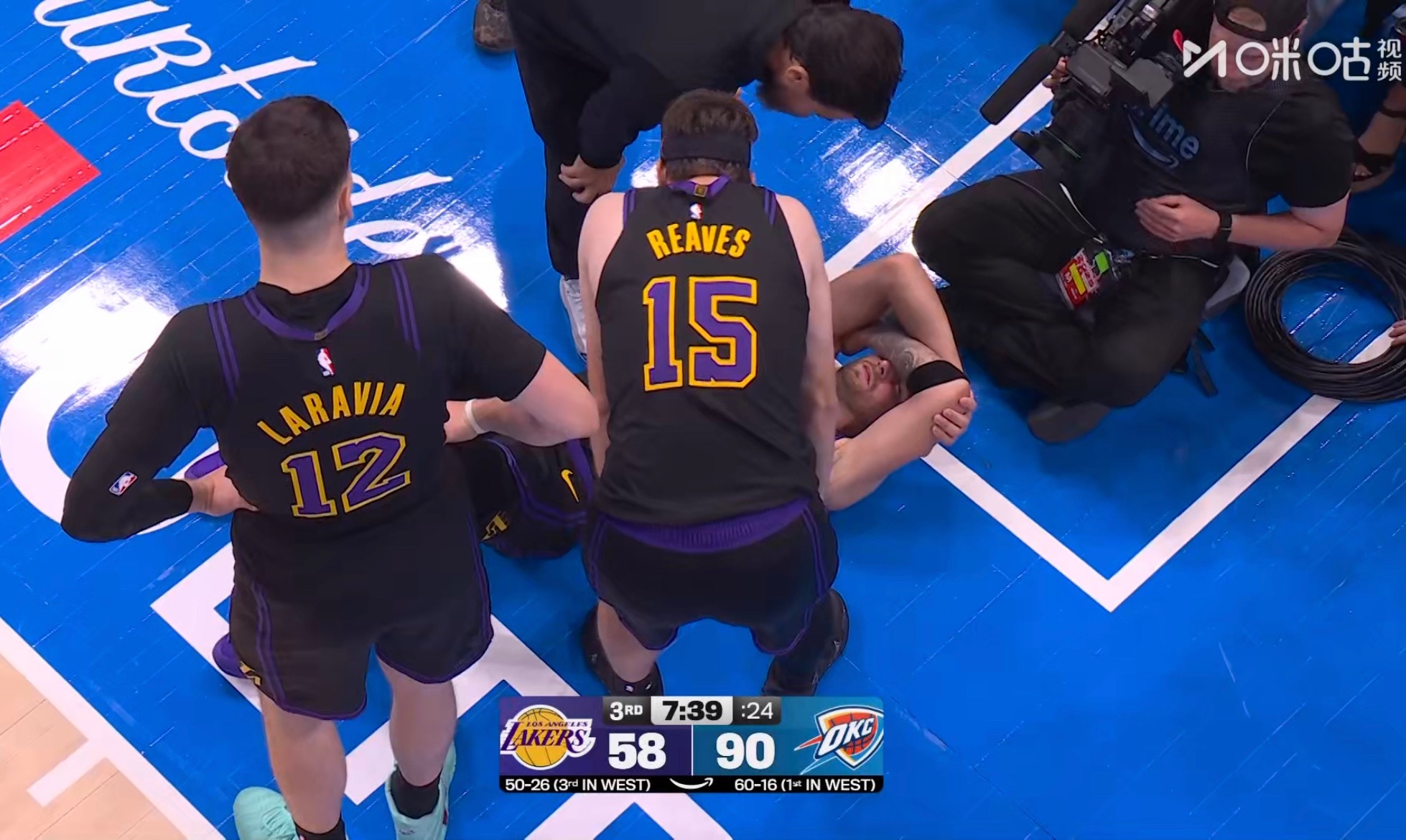 东契奇是不是拉伤了……我去。 