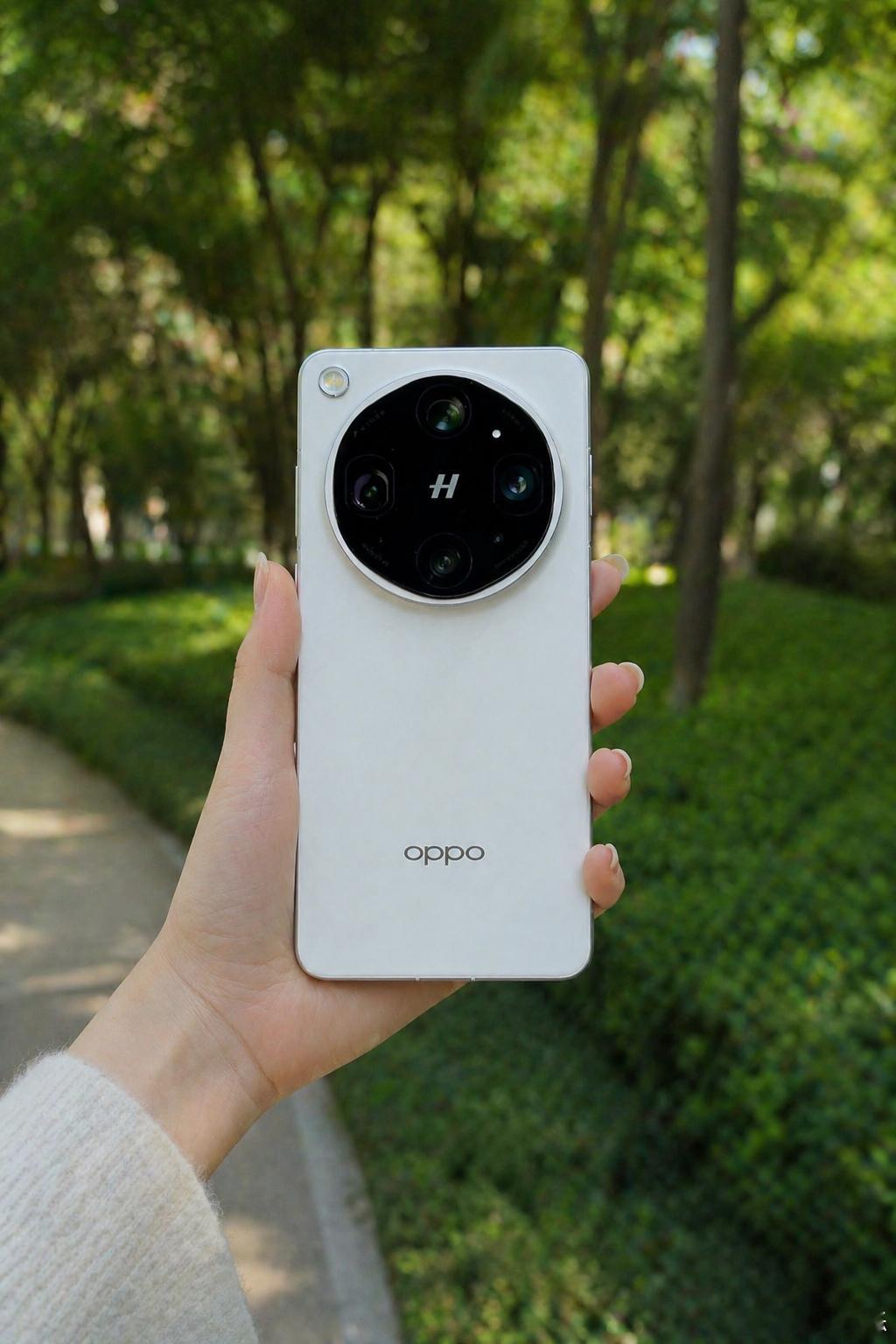 女性用户如果购买Find X9 Ultra的话，还是推荐极地冰川这个配色，也就是