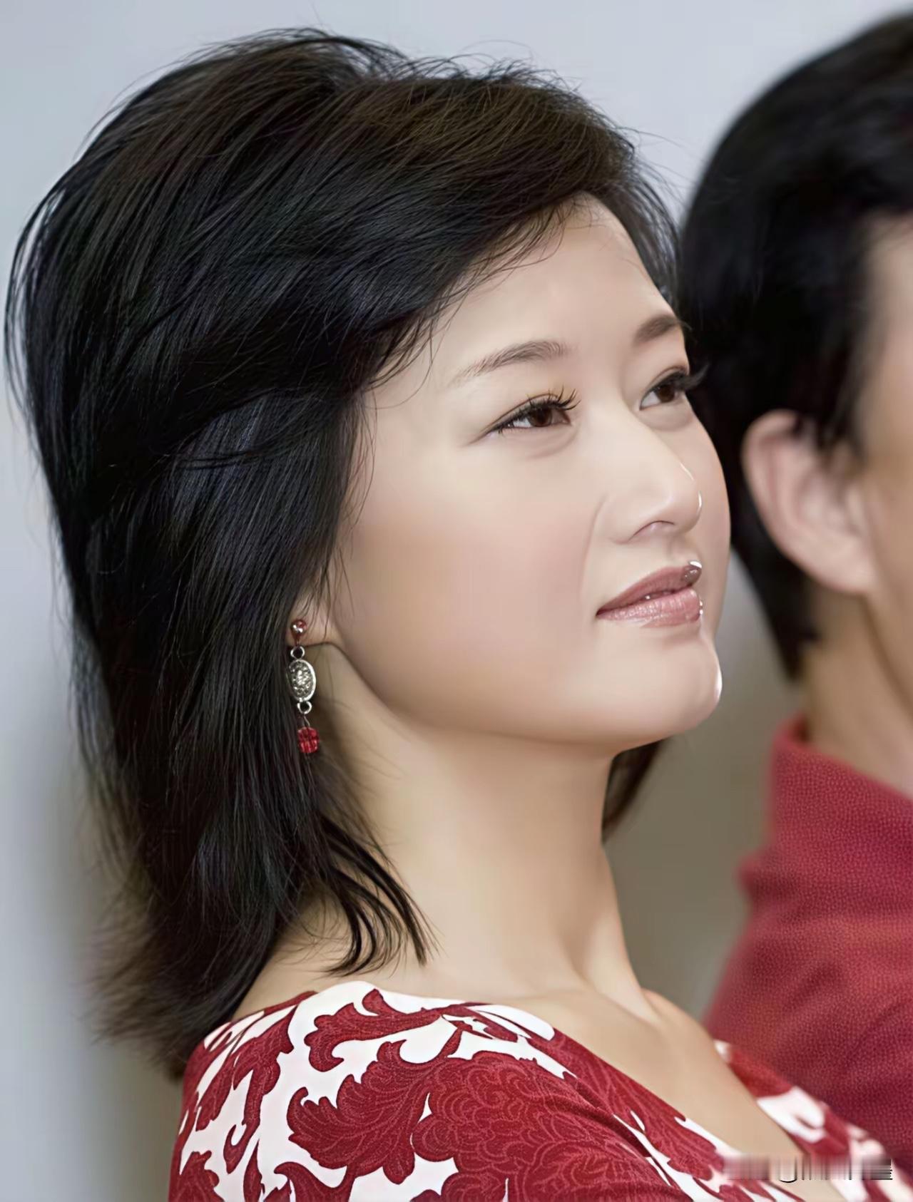 不接受任何反驳
宋祖英的美才是“东方美女的天花板”…
无论颜值、气质、气场还有给