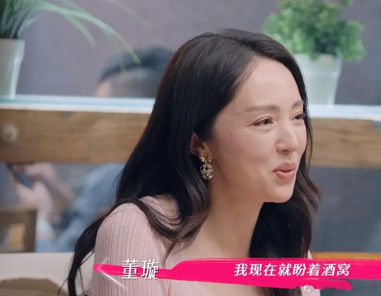 董璇坦言：“我现在就巴望着女儿快点住校，这样我就能回归正常生活。” 这话想来是董