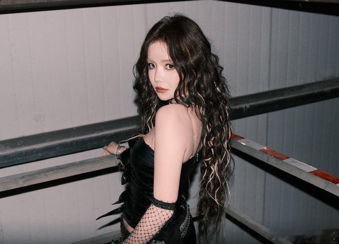 安崎二公妆发安崎挑染造型定制挑染设计高级感十足，二公妆造细节拉满，凸显五官优势，