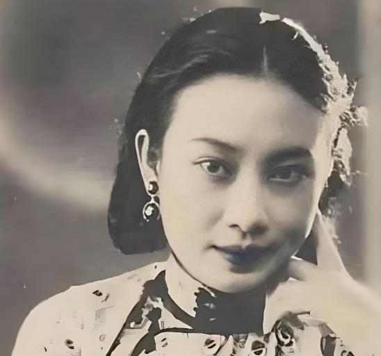 1956年，特务头子毛人凤病死。他的妻子向影心没有掉一滴眼泪，反而冷冷地对身边人