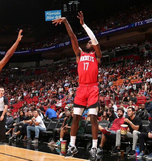 伊森在今天的比赛里终于重新回到了火箭队首发阵容，之前伊森因为投篮太差，防守表现不