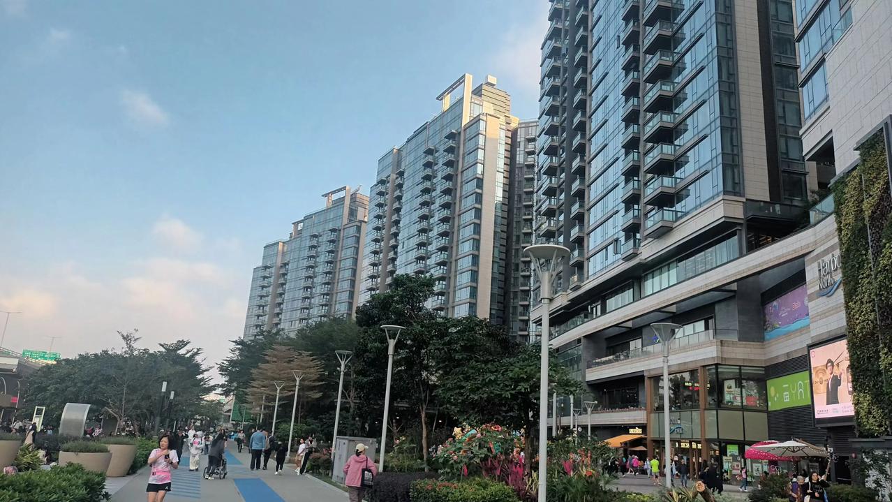 北角码头北角邨原址拆卸重建，摇身一变奢华宅邸，渡船码头仍在，新海滨长廊沿海傍打通