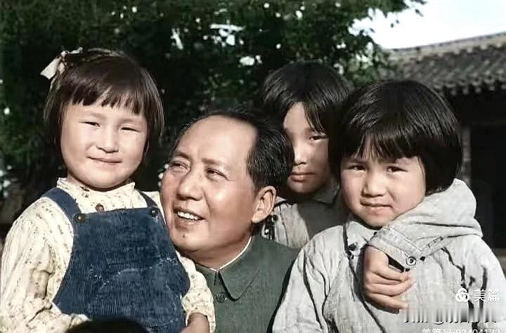1943年，毛主席和李讷等小朋友的合影，伟人的眼里，满满的父爱。