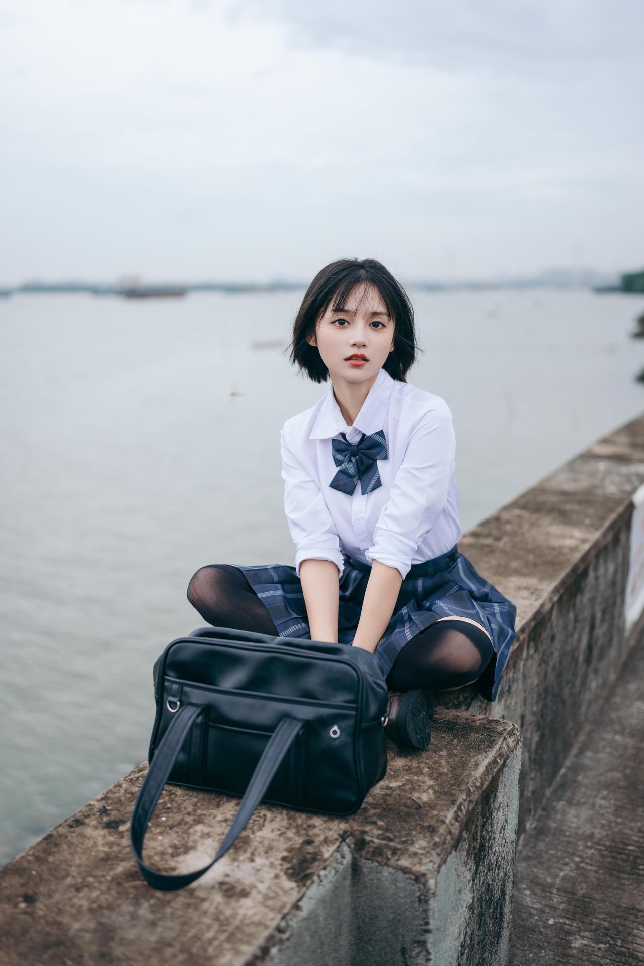 青春校园风，少女与海边的浪漫邂逅