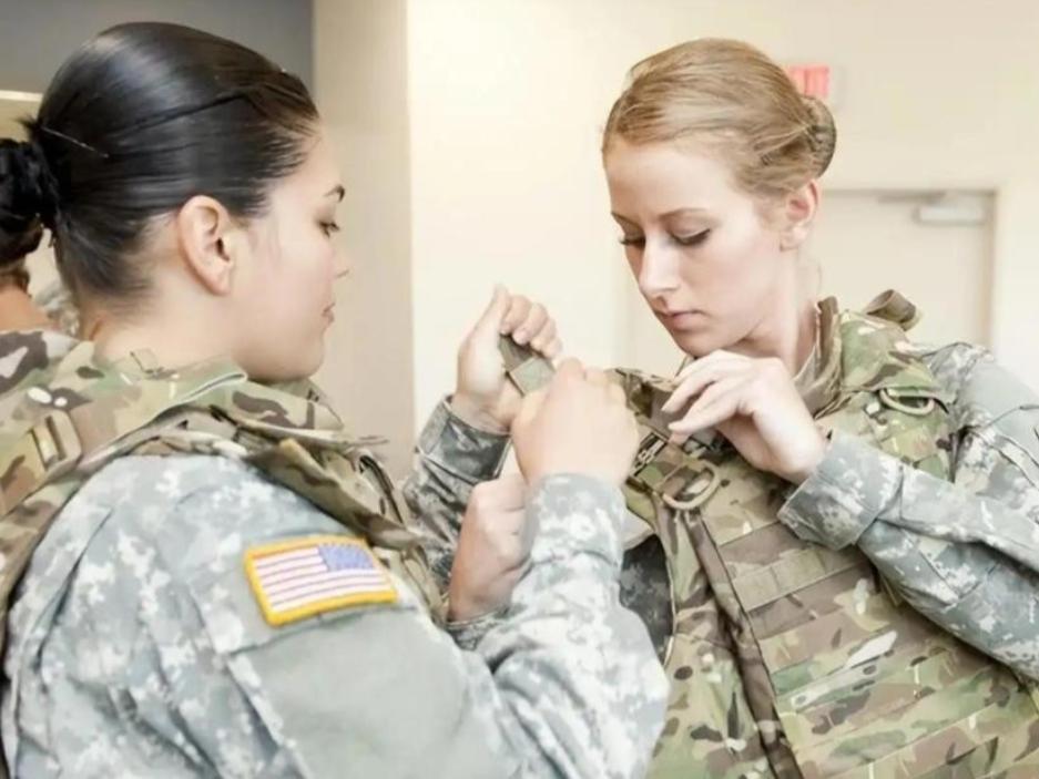 任何一艘美航母上，都要带足大量女兵？她们在航母上有什么作用？美国航母舰队，最不能