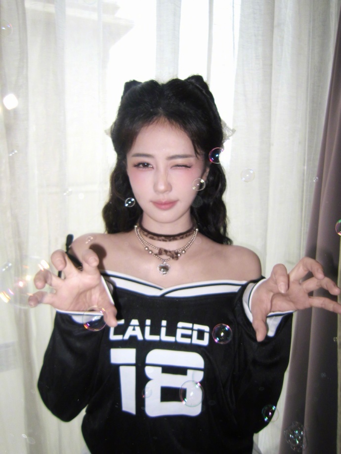 白鹿为女嘉宾解围简单一个举动尽显教养，女嘉宾足球能力不足被调侃，当场局促不安。白