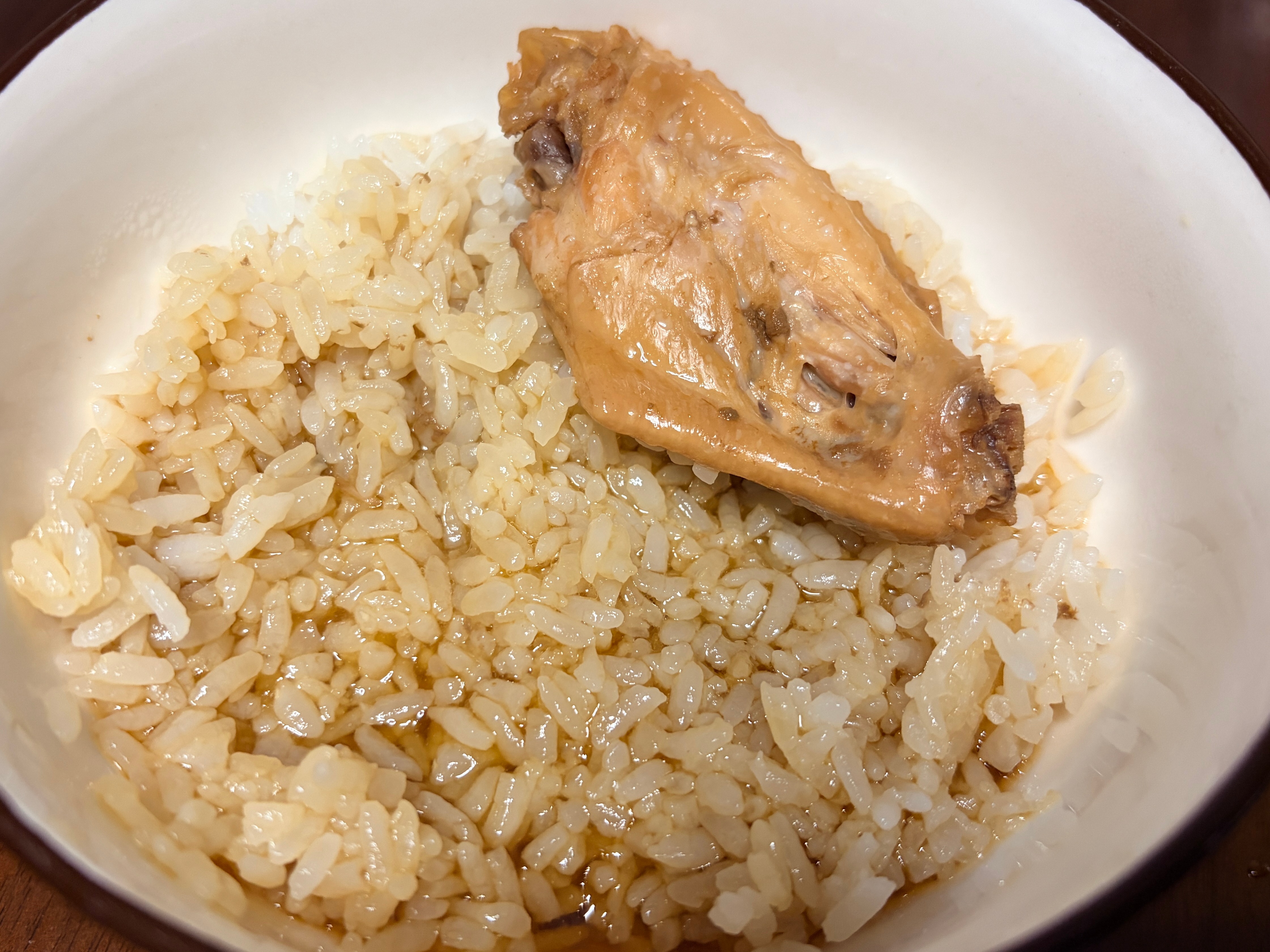 人生中第一次给娃做酱油鸡翅，娃说也太好吃了，一大碗全吃光！我也是第一次蒸米饭，水