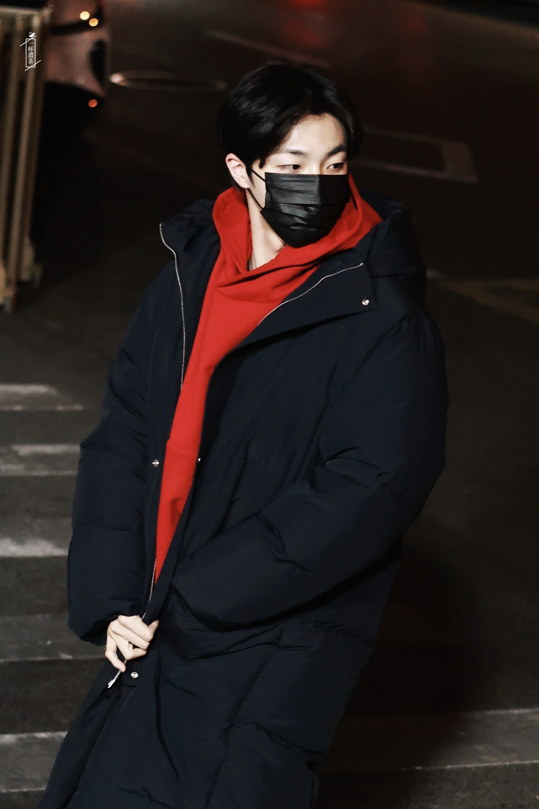 陈立农三登春晚陈立农现身马年央视春晚彩排 喜欢你手拿麦克风安静地唱着歌，然后全世