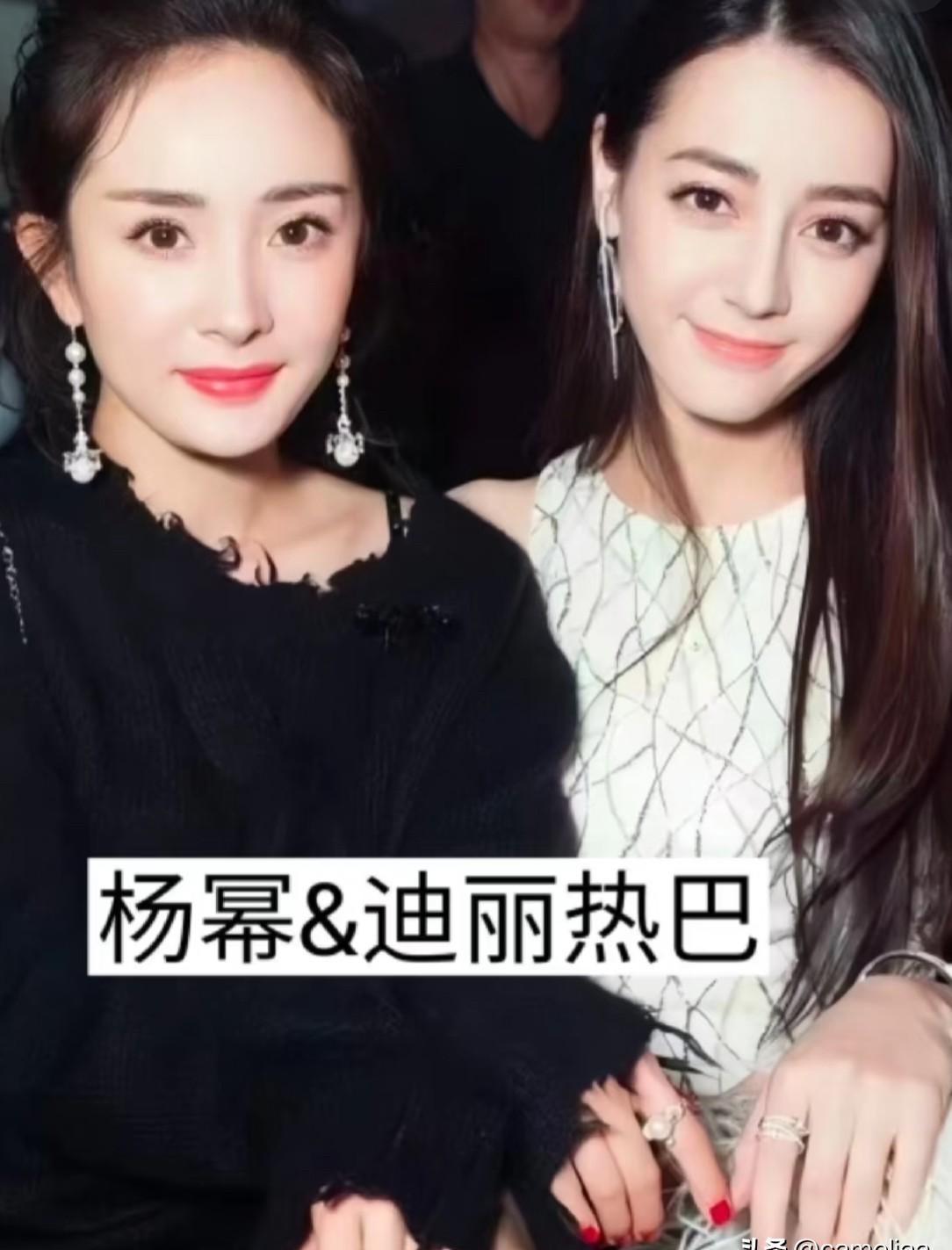 杨幂和迪丽热巴牵着手走上嘉行15周年红毯，黑白西装，没笑，但眼神黏在一起。24小