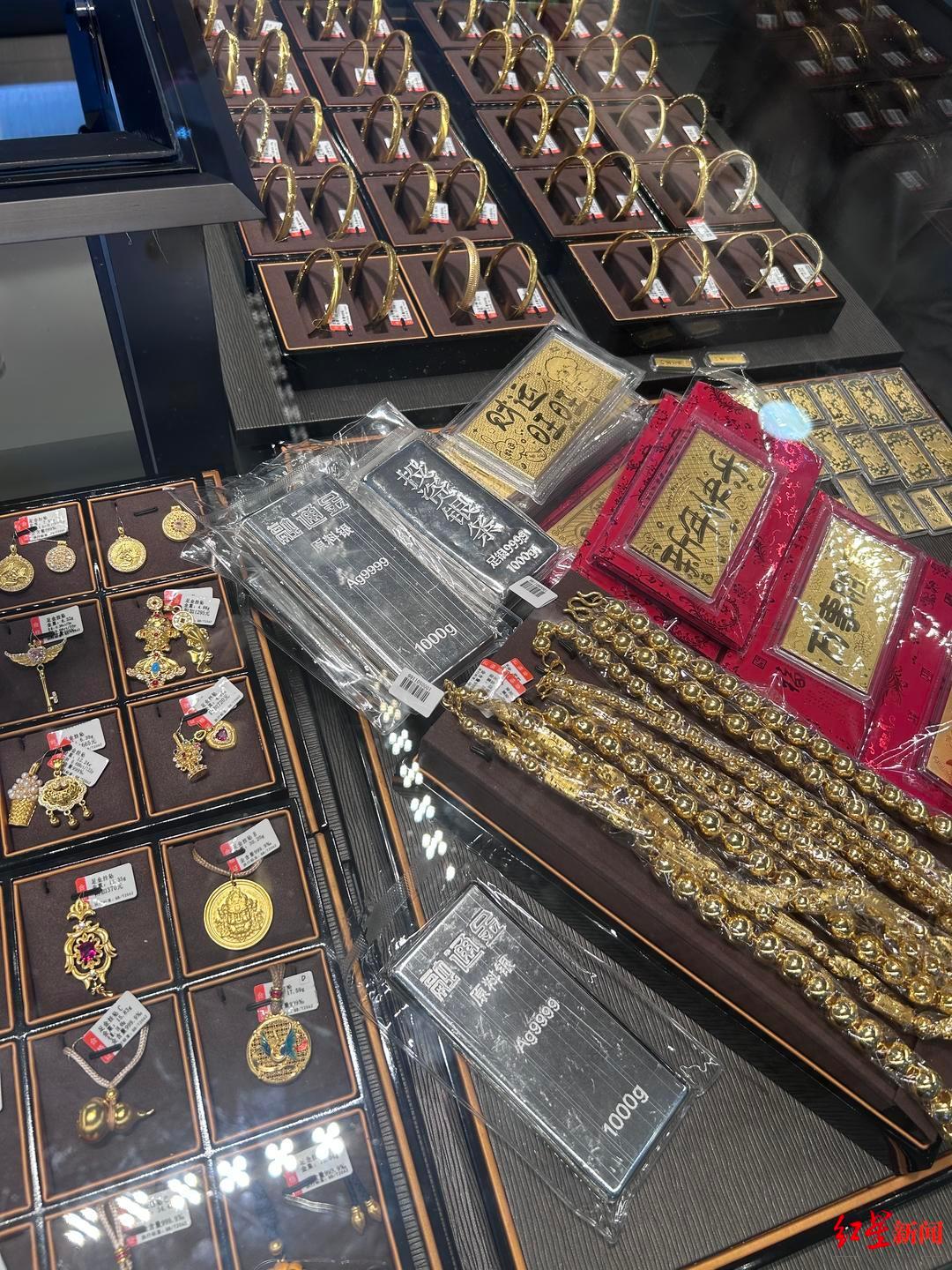 #女子每次发工资都会买黄金存入#【金银“大跳水”下的深圳水贝市场：有档口单日卖出