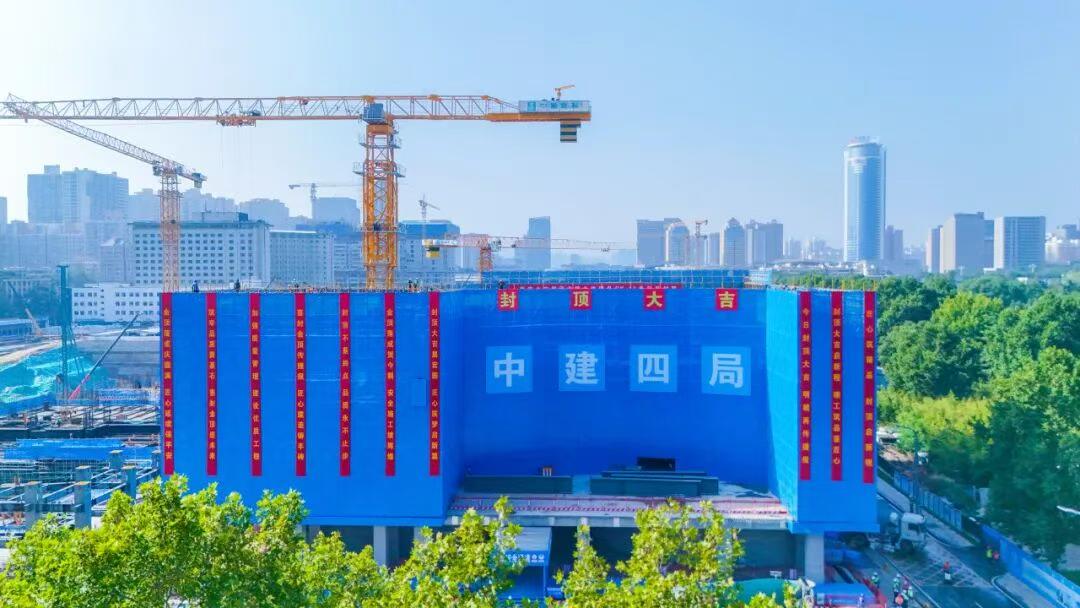 近日，由中建四局西北公司承建的西安太古里项目DK13先行区封顶，刷新了项目建设进