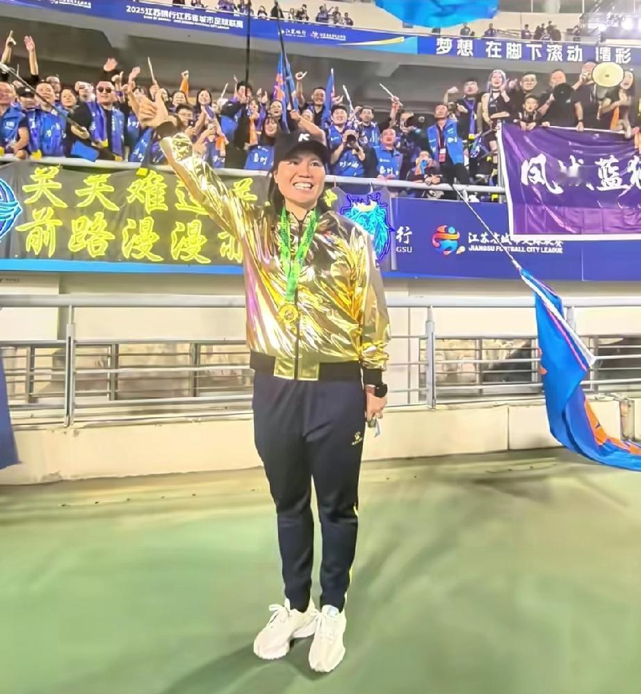 泰州队主教练周高萍指导回到泰州家里，受到小区业主们的夹道欢迎，认识的不认识的，纷