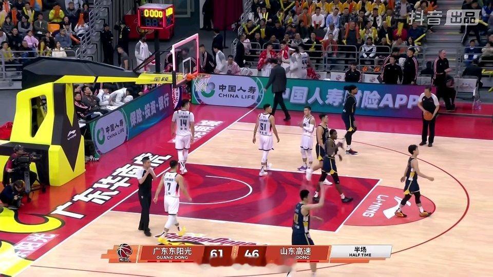 广东男篮vs山东男篮 半场结束，广东队建立了15分的优势，这波领先得益于第二节的