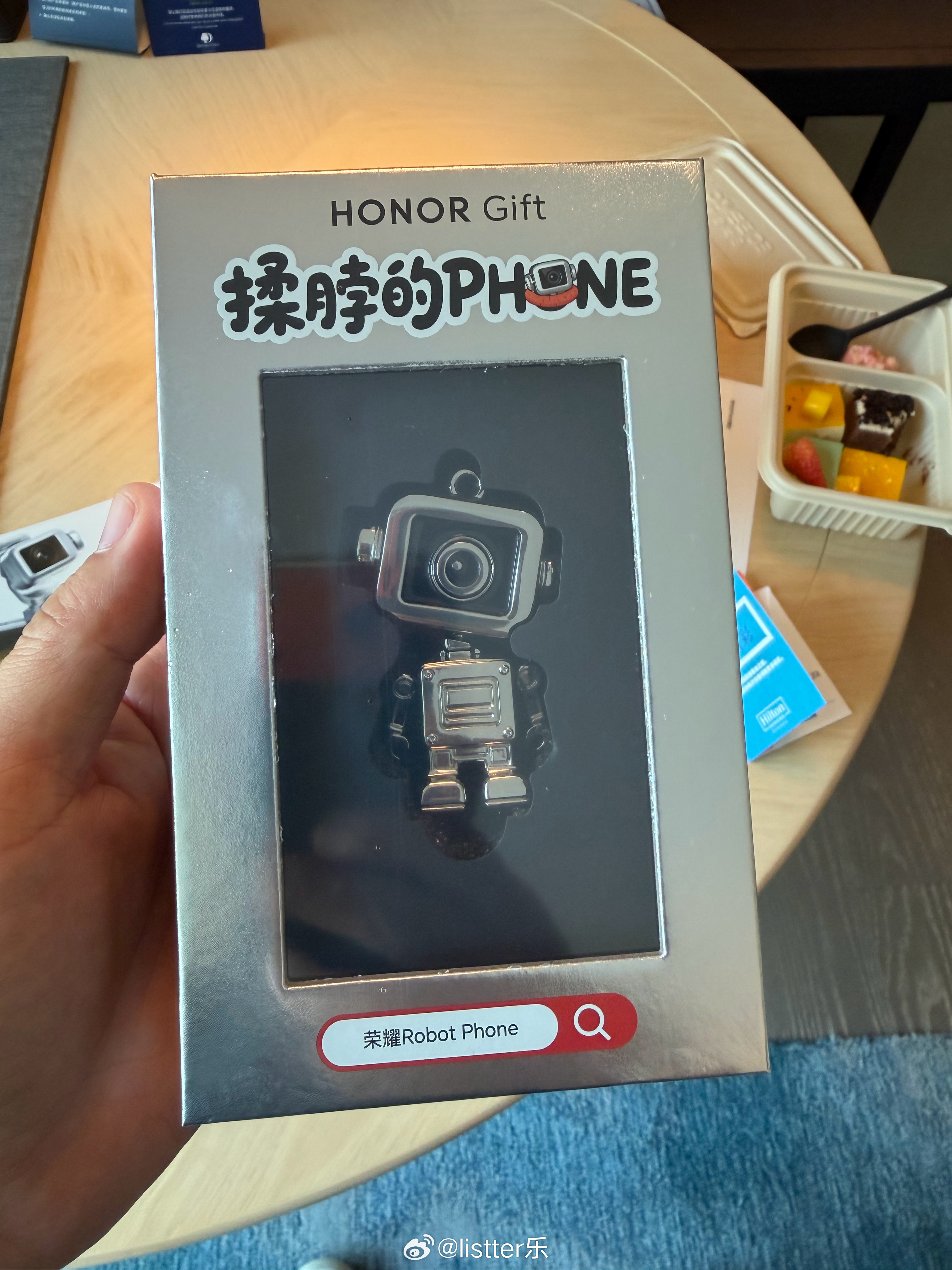 到深圳了，来参加今晚的荣耀Robot Phone发布会，你还别说，这个【揉脖的P