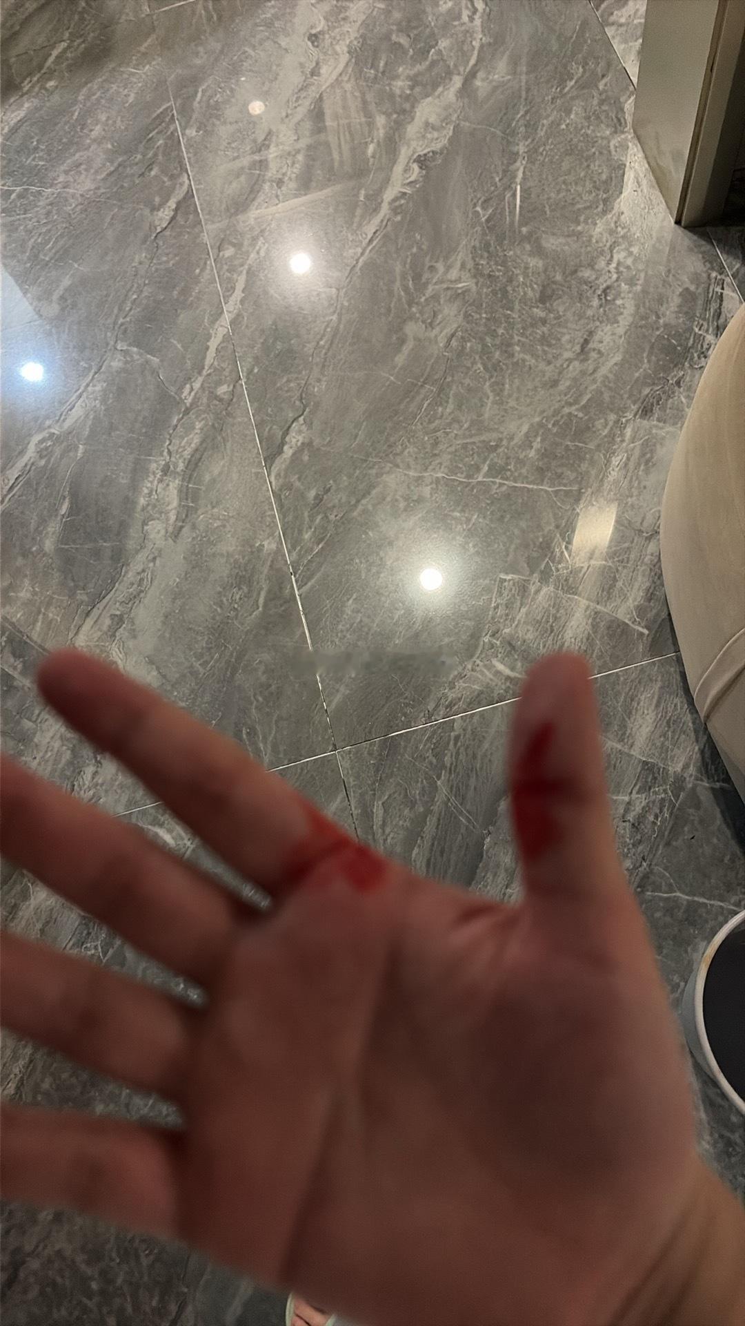 白海豚我真的见识到你的威力了吹了我家两块玻璃 