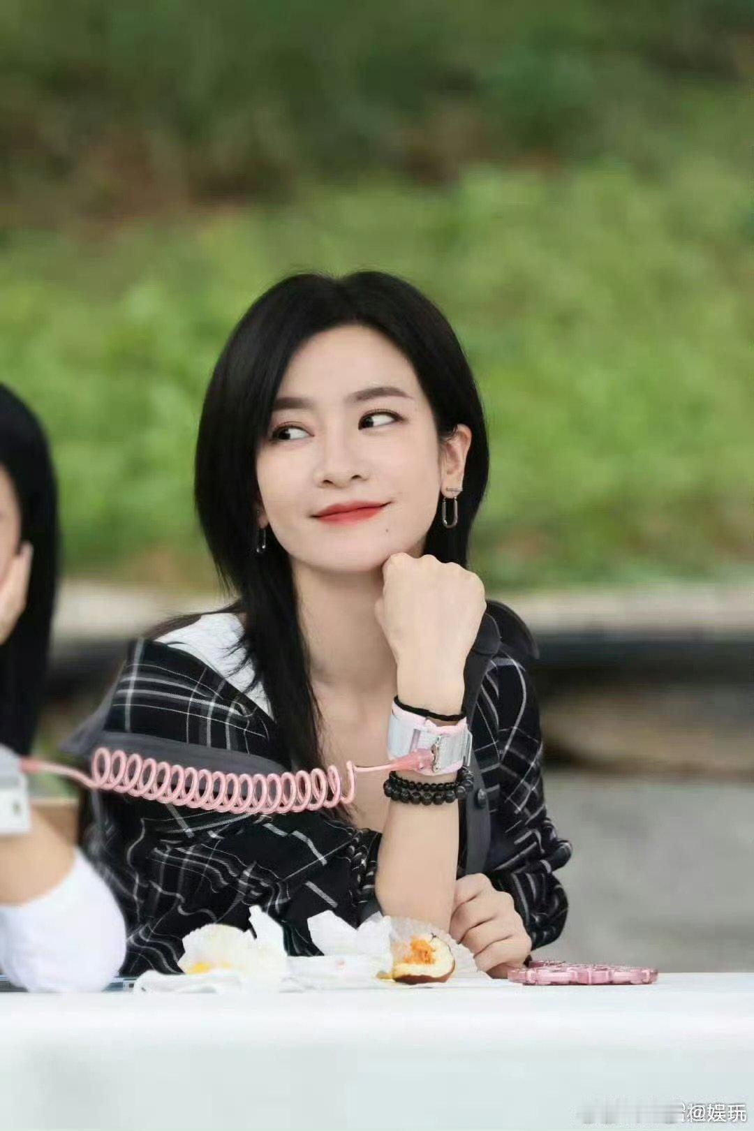 谢娜李晟比心合照   谢娜李晟暖心比心同框，再次走进姐姐宿舍，氛围感拉满，期待两