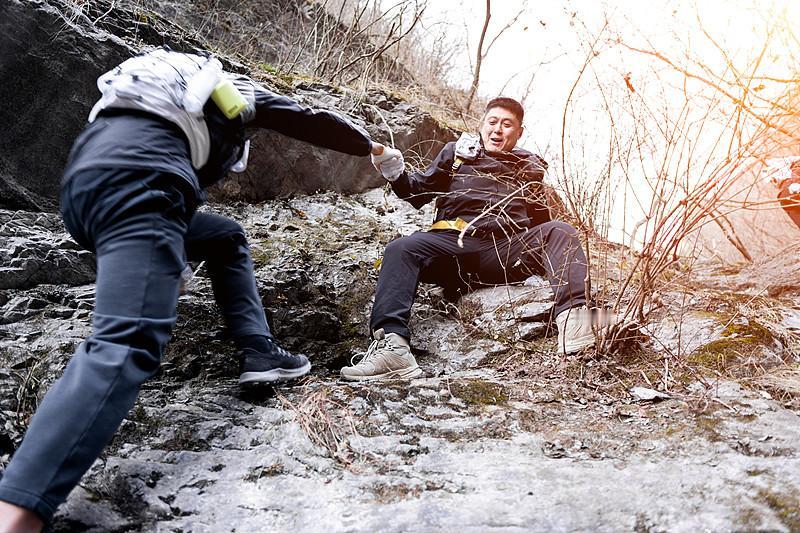 前阵子跟着友人去爬了家乡那座海拔450米的大山，出发前还打趣路上拄拐杖的人太弱，