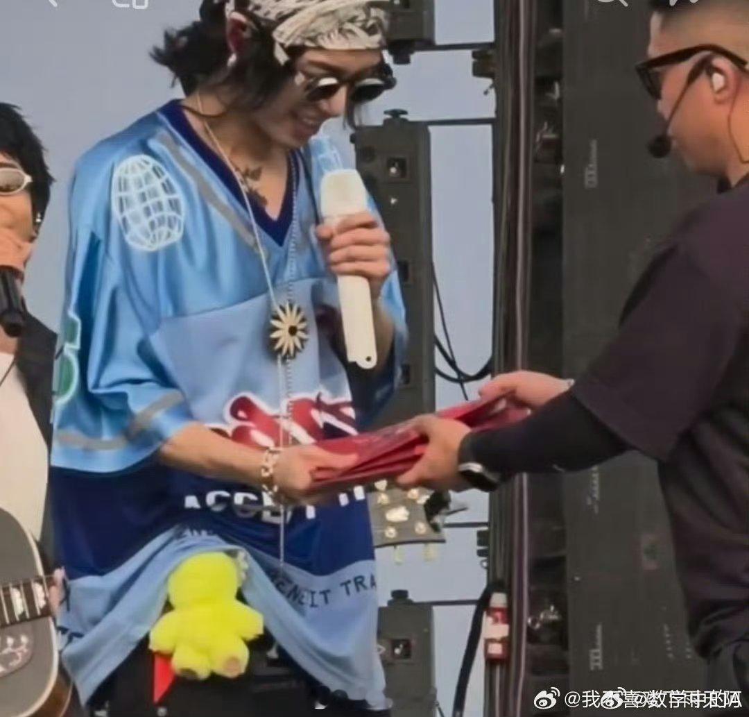 华晨宇送的红包好厚一沓能在奔赴火星之约时收获现金红包，这份经历足够难忘，华晨宇用