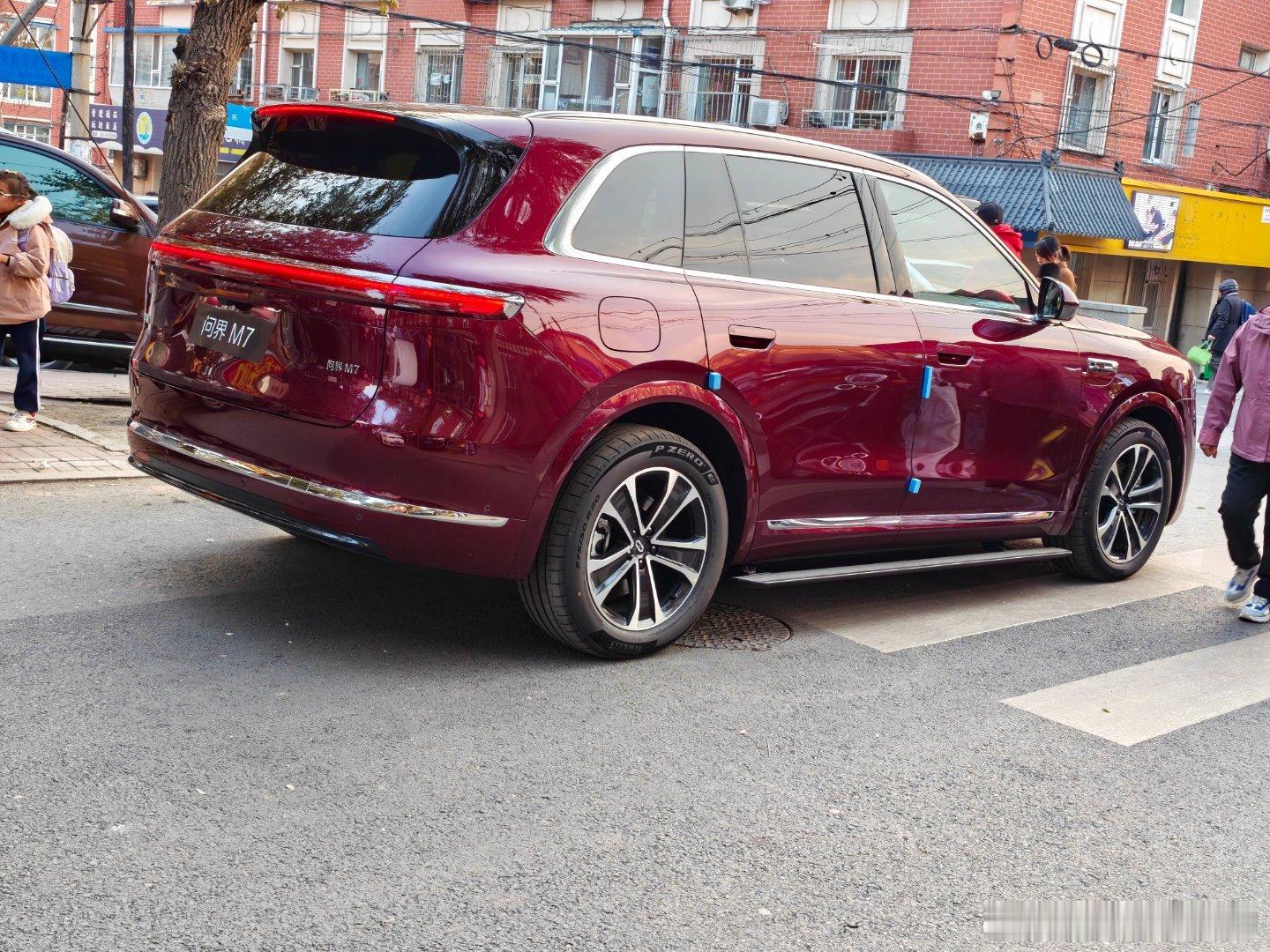 霸气！就把车停这里让乘客下👍🏻 ​​​