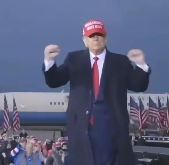 特朗普是美国历史上第一位，也是到目前为止唯一一位在当选总统前，没有任何军事或政府