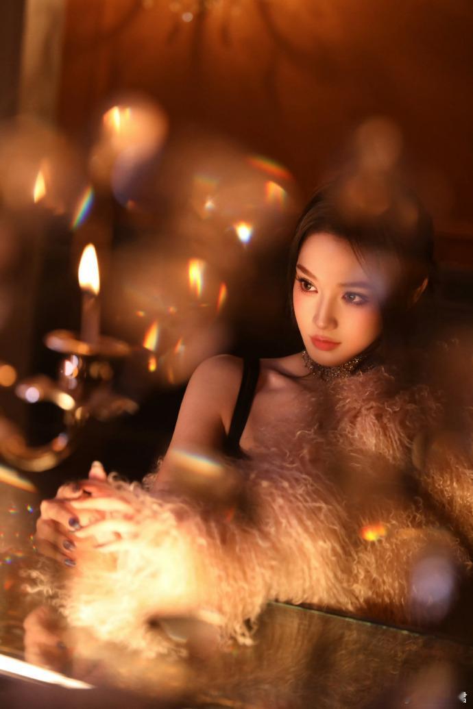 彭小苒满钻choker 被彭小苒的复古千金气质狠狠打动 ！满钻 choker 颈