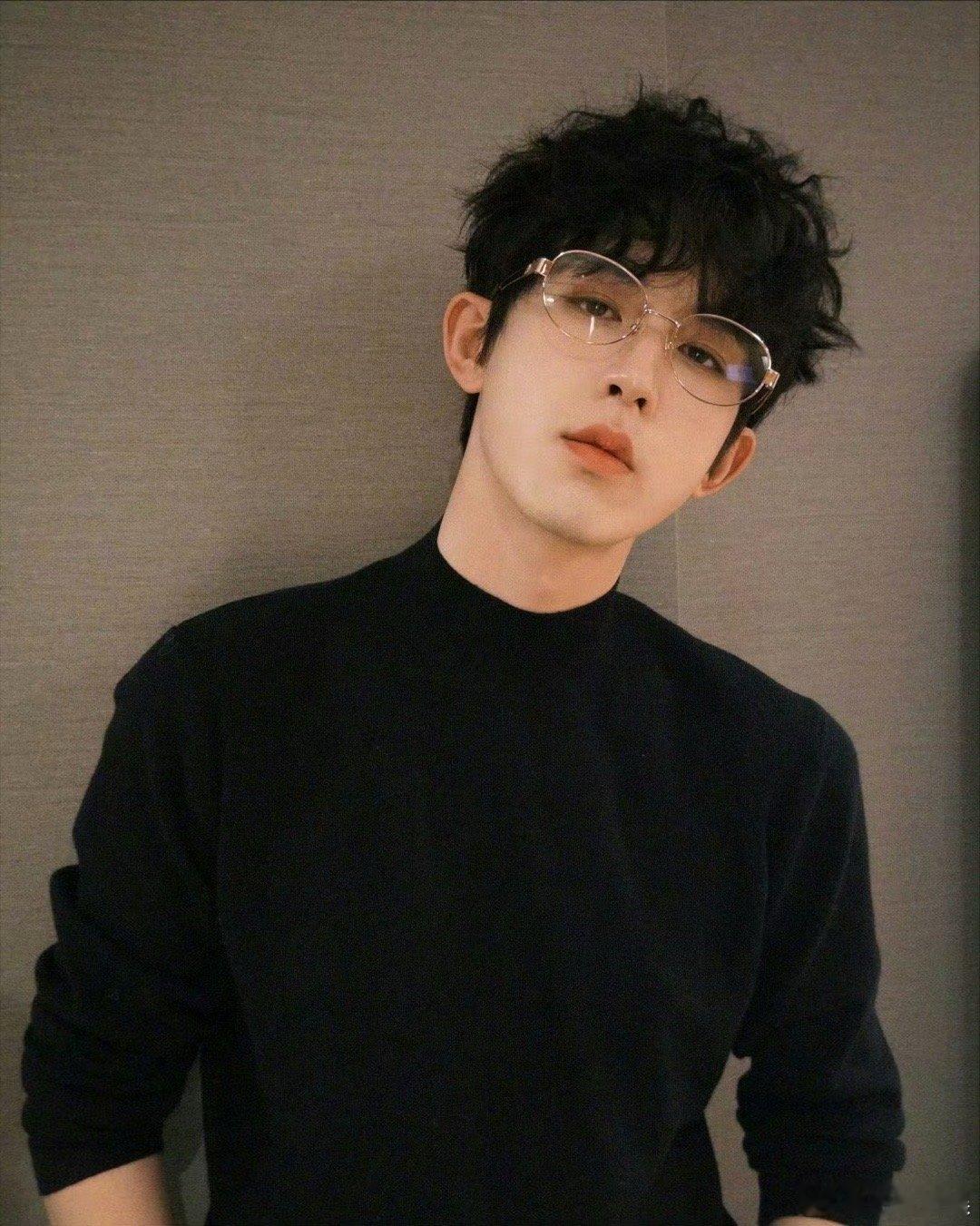 郭俊辰当我穿上男人最性感的衣服郭俊辰当我穿上男人最性感的衣服！你自己看看这是认真