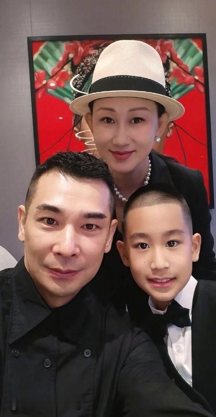 赵文卓夫妇送儿子出国留学，满载爱与希望。他们深知留学之路不易，但仍毅然决然，期盼