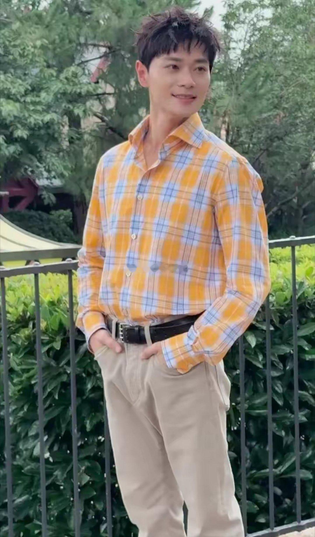 曹骏去上海迪士尼了, 穿格子衬衫少年感满满, 眼神清澈笑起来好帅啊 ​​​