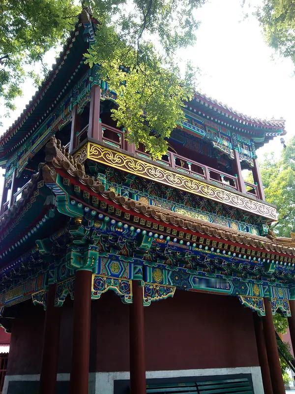 很多人觉得《康熙王朝》比《雍正王朝》受欢迎。《康熙王朝》把大量笔墨放在康熙擒鳌拜