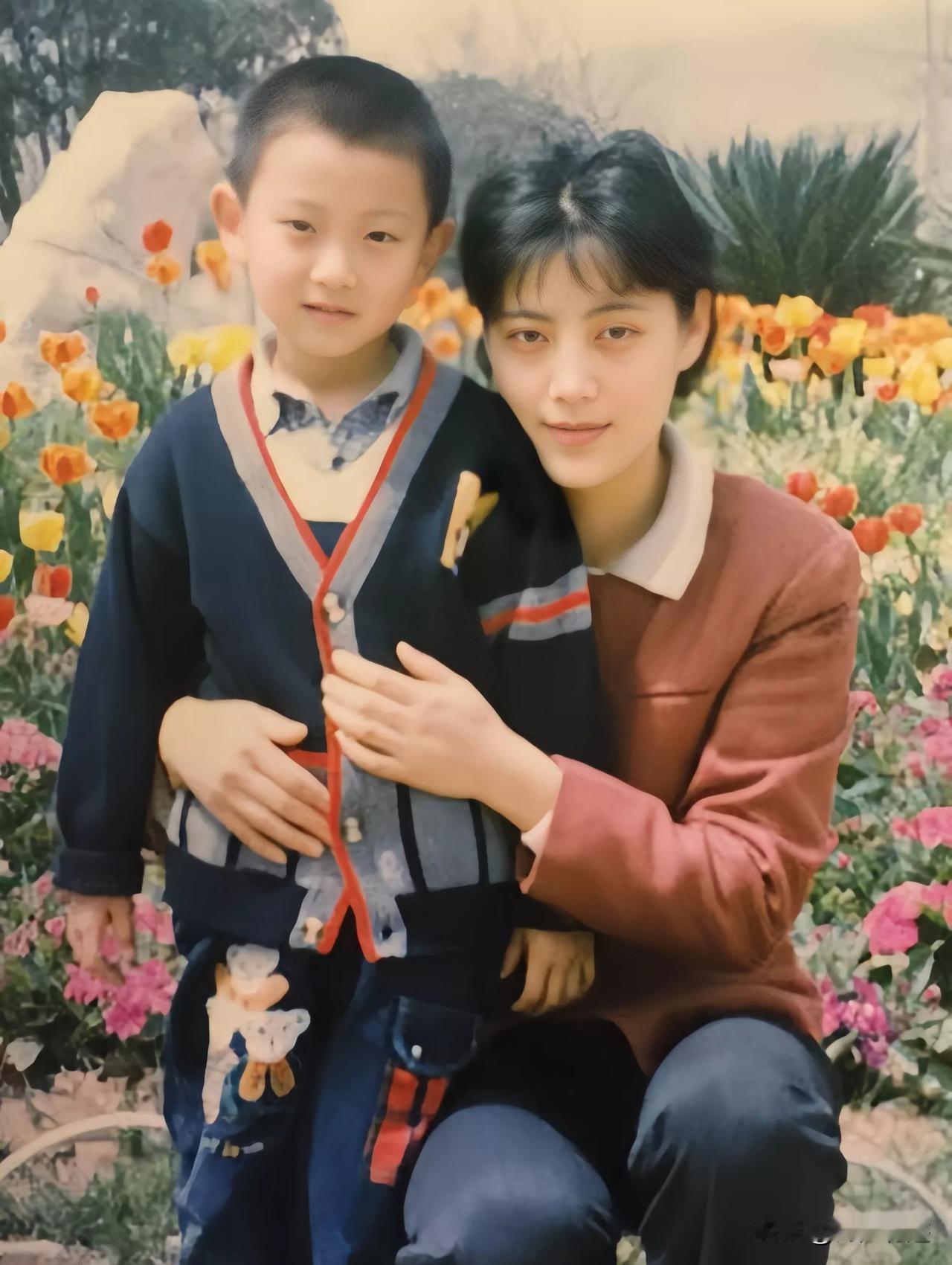 这对母子应该很好认吧？
小男孩现在已经是大明星了，长得和他妈妈不能说像了，只能说