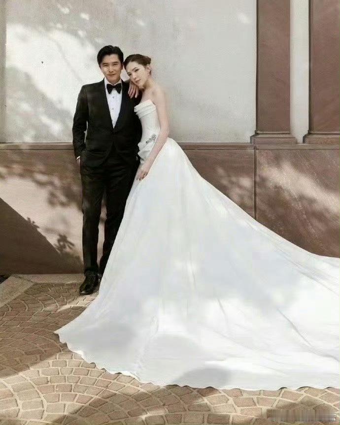 邱泽许玮甯婚礼抢捧花方式 多美好的两个人啊，婚礼现场像拍偶像剧。 