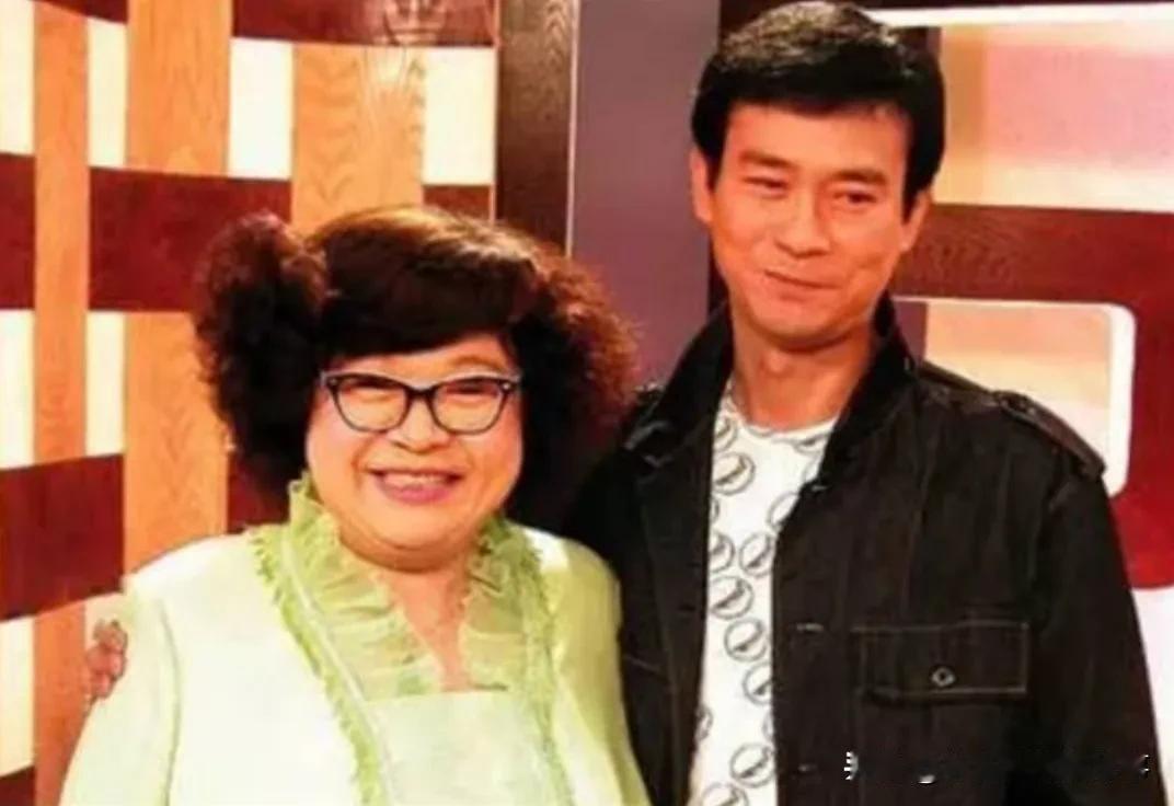 2008年，沈殿霞在生命的最后一刻突然恢复了意识。她的女儿郑欣宜紧张地问道：“妈
