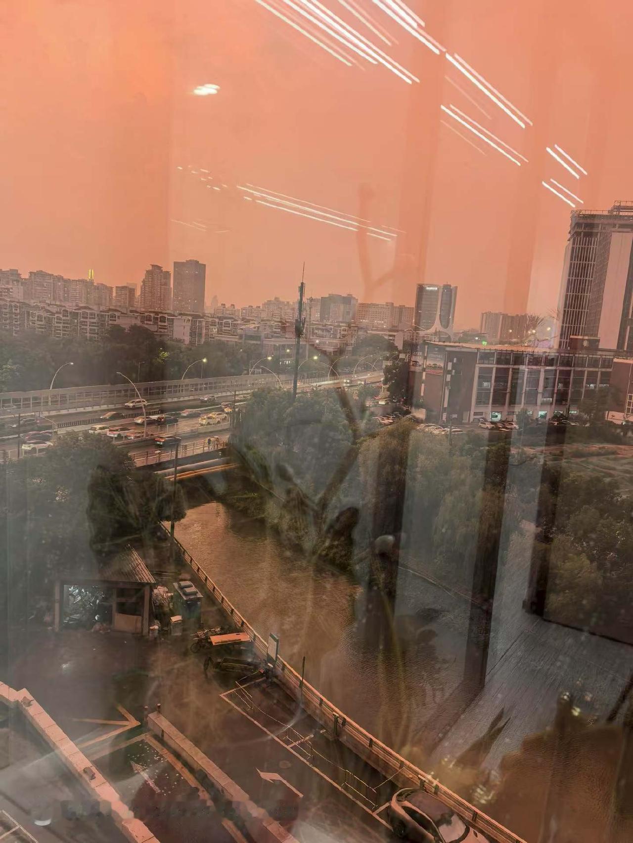 窗外天空被染成橘色，仿佛误入了宫崎骏的动画世界，城市瞬间变得温柔又梦幻！宫崎骏风