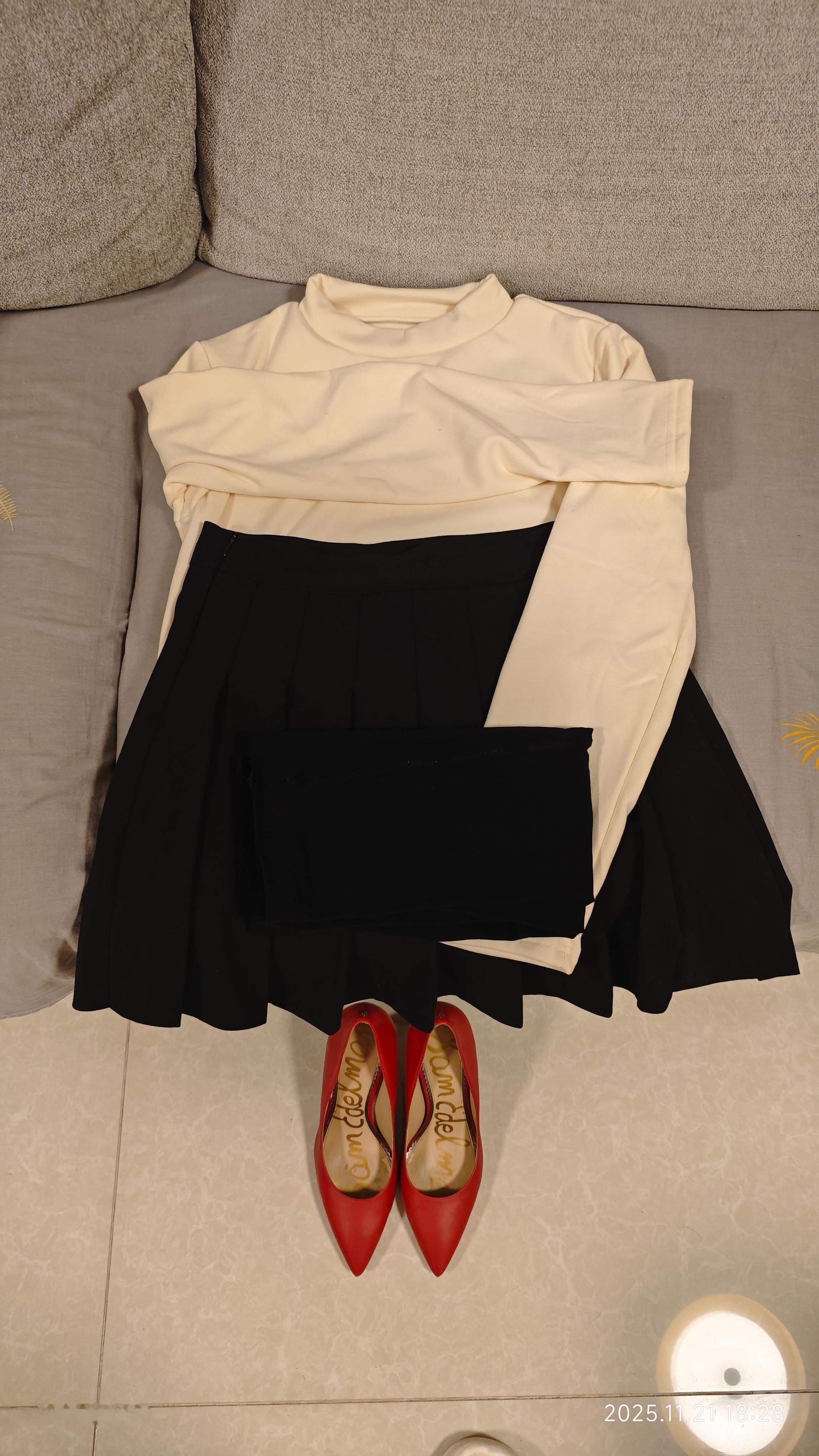 昨天回家也搭了几套过去长穿风格的衣服，不过最后出门都没选，而是试了一套新的穿法，