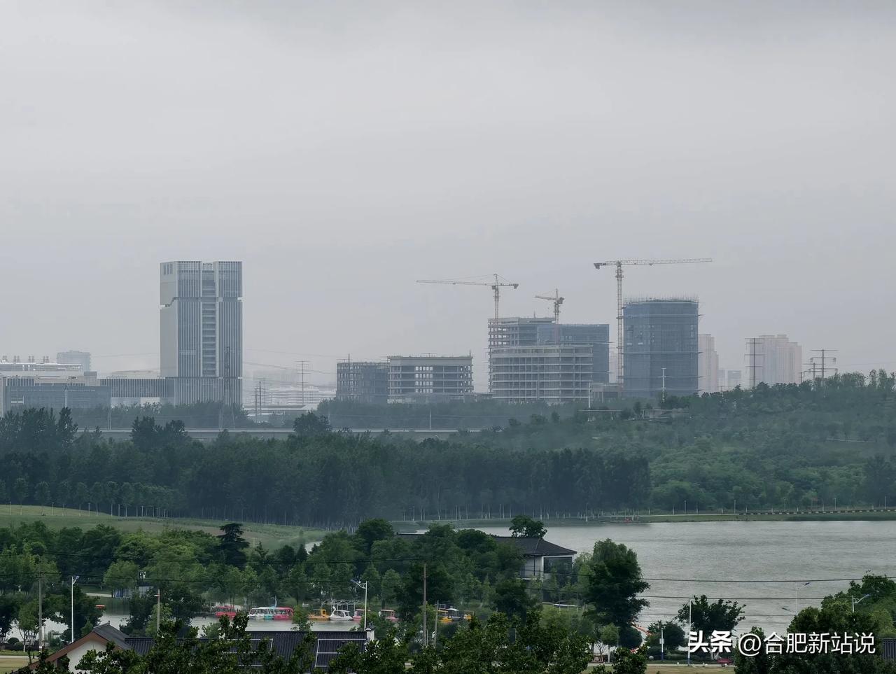 新站区少荃湖片区新建一地标。
该在建高层建筑归属芯视界产业园建设范畴，项目分期开